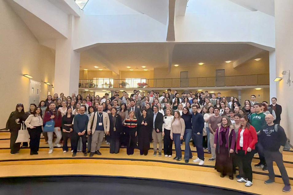 Studenti e studentesse Erasmus insieme con i docenti e il personale Unict